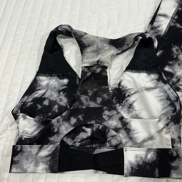 Fabletics Define PowerHold® High-Waisted Leggings and bra - Picture 2 of 3